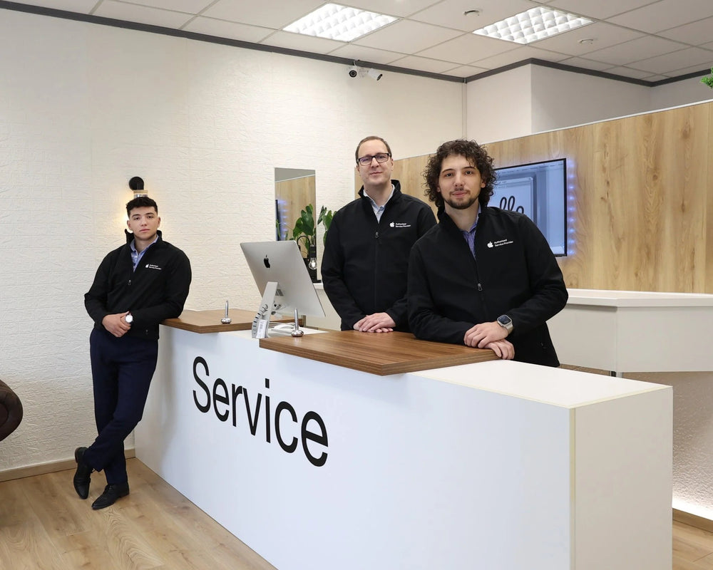 Drei Menschen aus dem CompuMac Team an unserer Service-Theke in Friedrichshafen