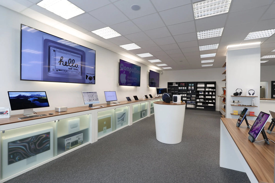 Der CompuMac Laden in der Werastraße in Friedrichshafen von innen; auf einem großen Bildschirm steht „hello. seit 1990.“
